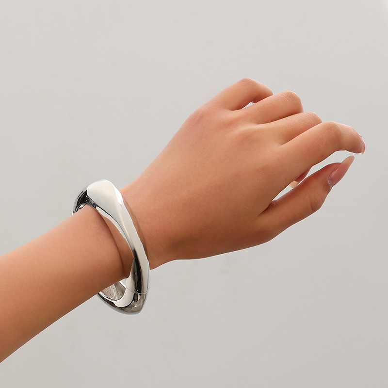 Conjunto de Joyería de Moda Europea y Americana, Estilo Simple de Metal Pesado, Anillo Geométrico Brillante, Gargantilla y Pulsera para Mujer, Gran Venta