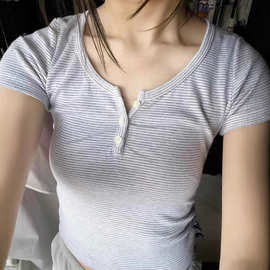 BM风减龄灰色短款性感条纹三粒扣短袖T恤女 bm辣妹修身短款上衣潮