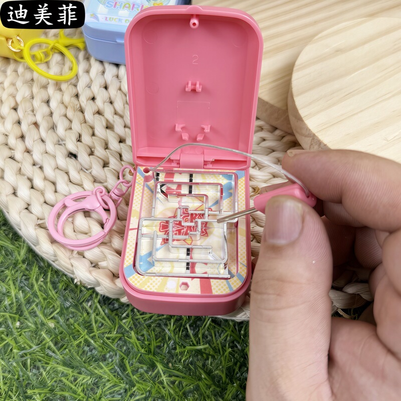 創意カピバラのゲーム機の鍵はかわいいアニメの露店を掛けて最前線を通り抜けておもちゃのペンダントの贈り物に挑戦します。|undefined
