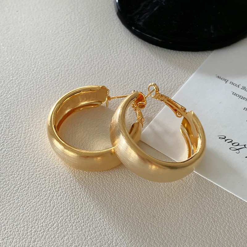 Aguja de plata Pendientes de anillo de elemento transfronterizo europeo y americano Pendientes de nicho de viento frío Pendientes de temperamento de moda Pendientes de lujo ligero y de alta gama
