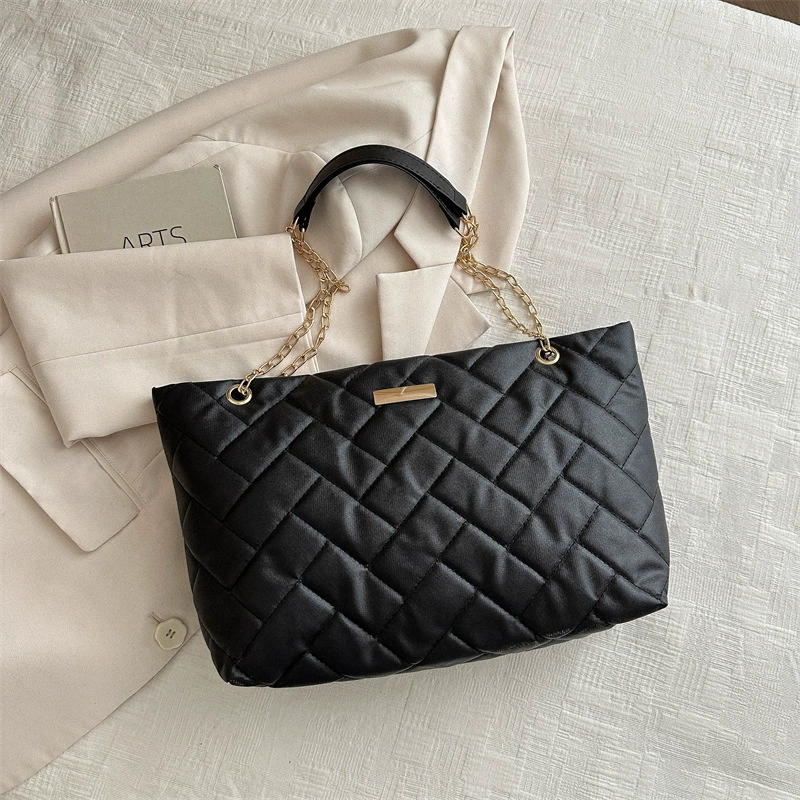 Capacious shoulder bag with diamond pattern, one-shoulder bag, city style, chain bag