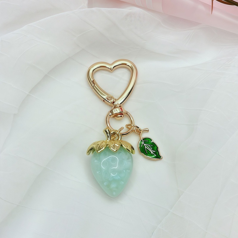 Fijación de bolsos de fresa llavero hermoso teñido colgante de fresa decoración colgante de bolsos de mujer accesorios pequeños colgantes frescos