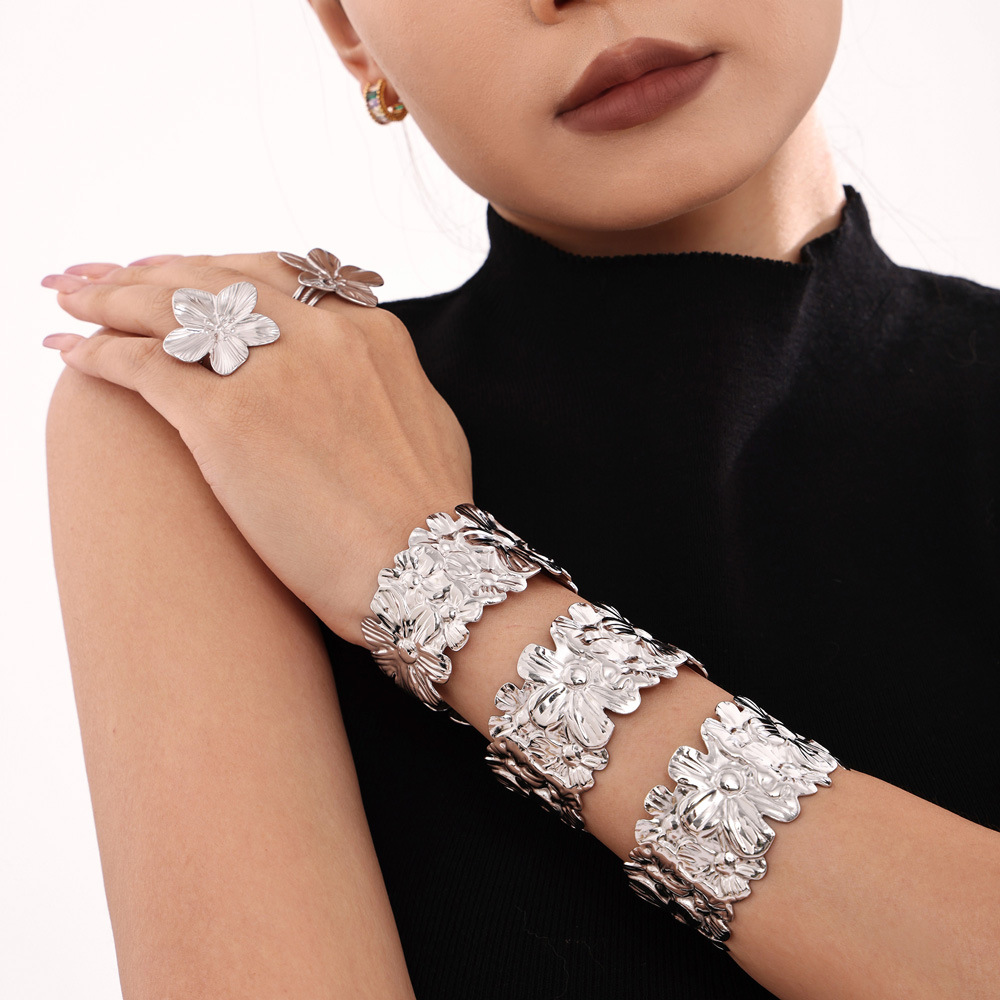 Square Sugar French Fashionable Exquisite Retro Pattern Wide Open Bracelet Titanium Steel Material Bracelet_voghion.com