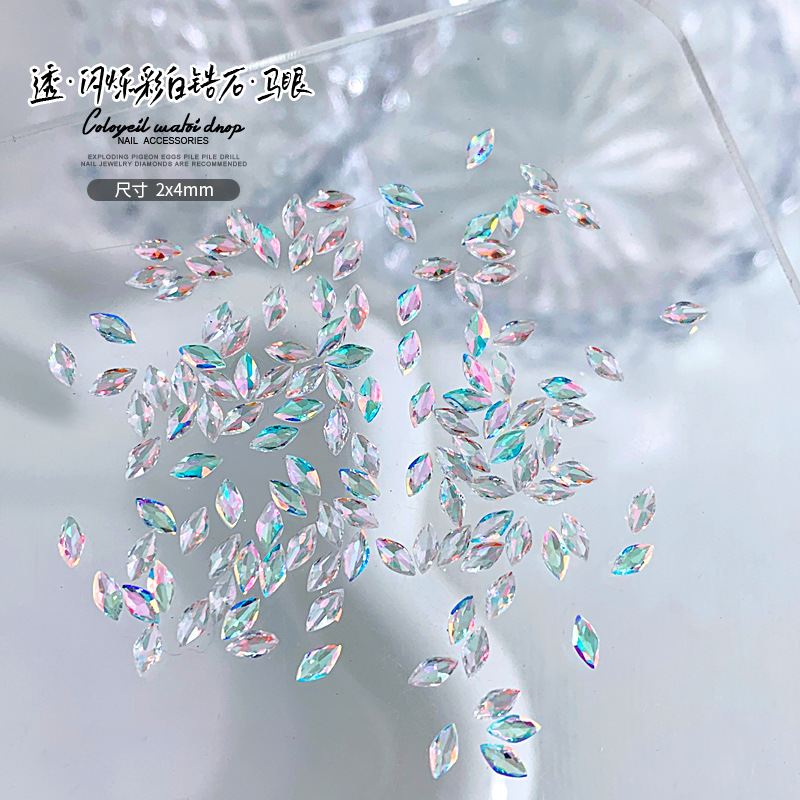 반짝이는 화이트 컬러의 말눈 모양 2x4mm 단알