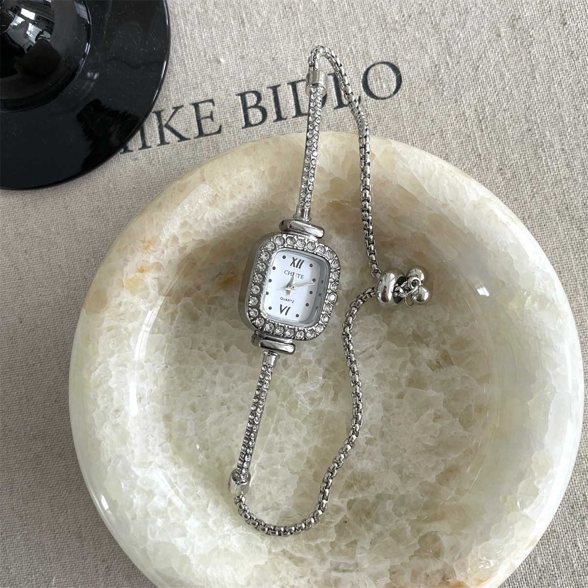 Classic Style Commute Solid Color Jewelry Buckle Quartz Watch display picture 5