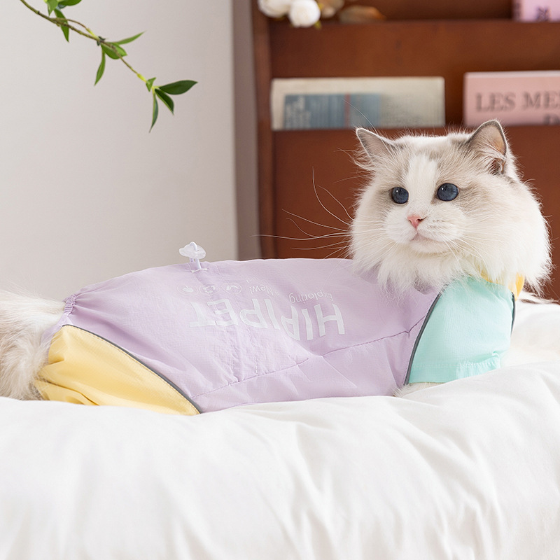 Chaqueta de cuatro patas con costuras de dopamina de color de contraste de primavera y verano para gatos, ropa fina transpirable para gatos, ropa de protección solar para perros