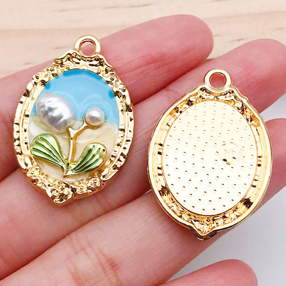 Colgante ovalado con flor y perlas estilo elegante