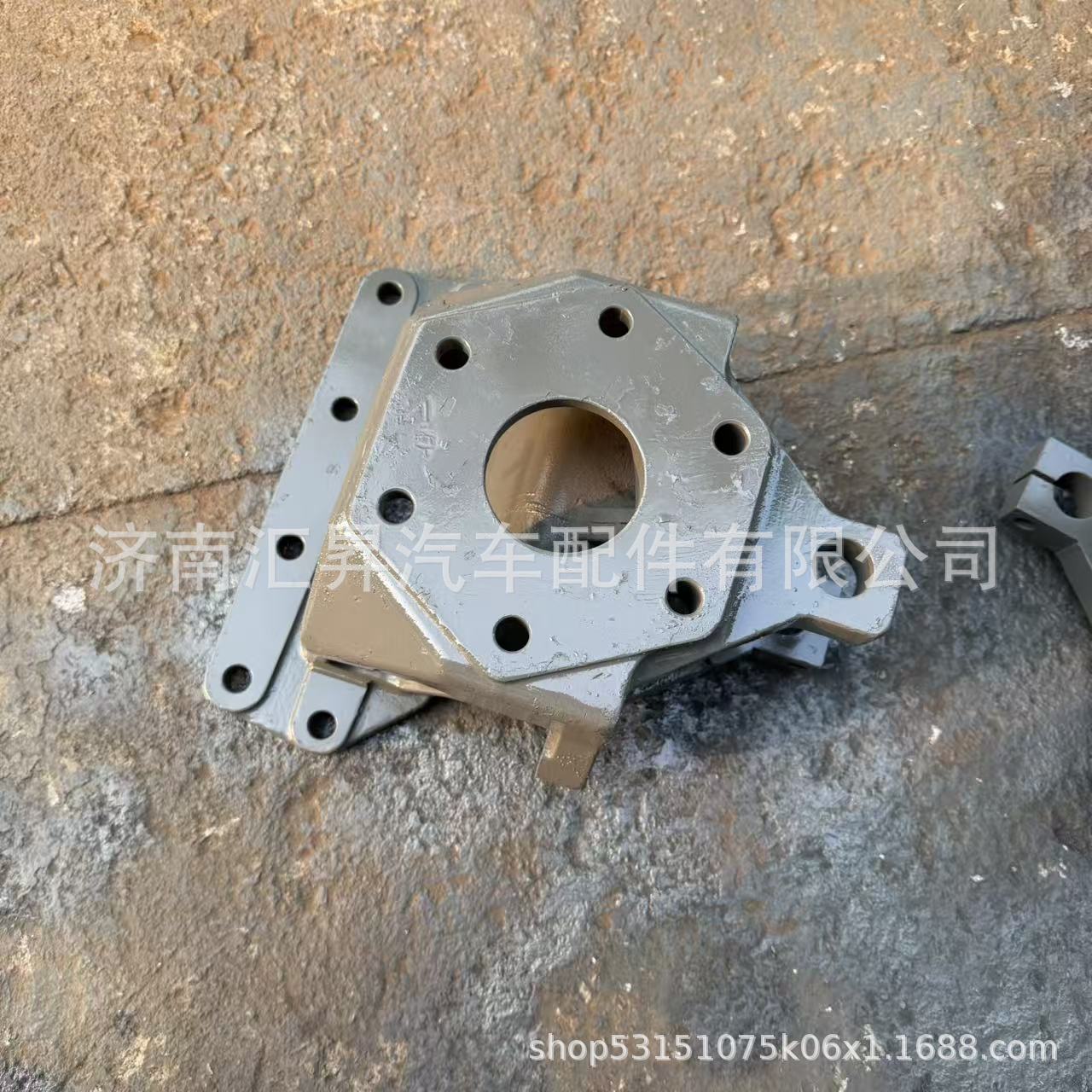 YG9731523135 front spring front bracket
