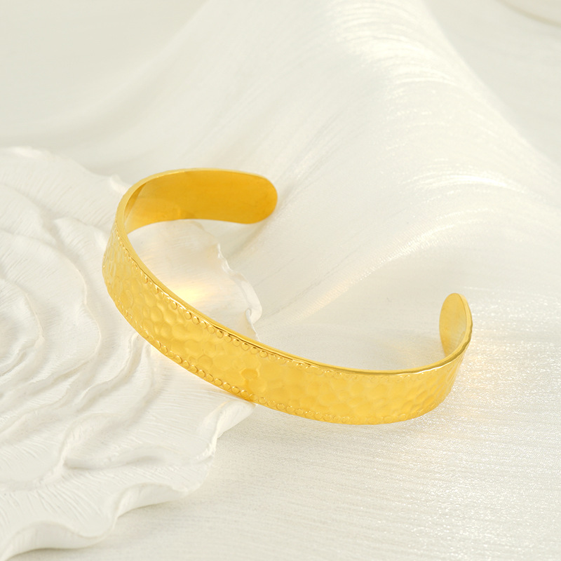 Pulsera de acero de titanio de moda ins europea y americana, pulsera de acero inoxidable con textura retro, joyería chapada en oro en forma de C al por mayor