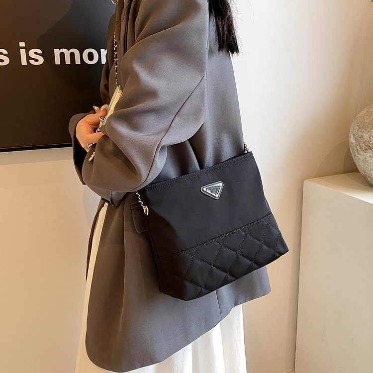 Bolso de cubo de cadena de diamante 2024 nuevo estilo de alta calidad sensación de nicho de moda bolso de hombro casual versátil mochila