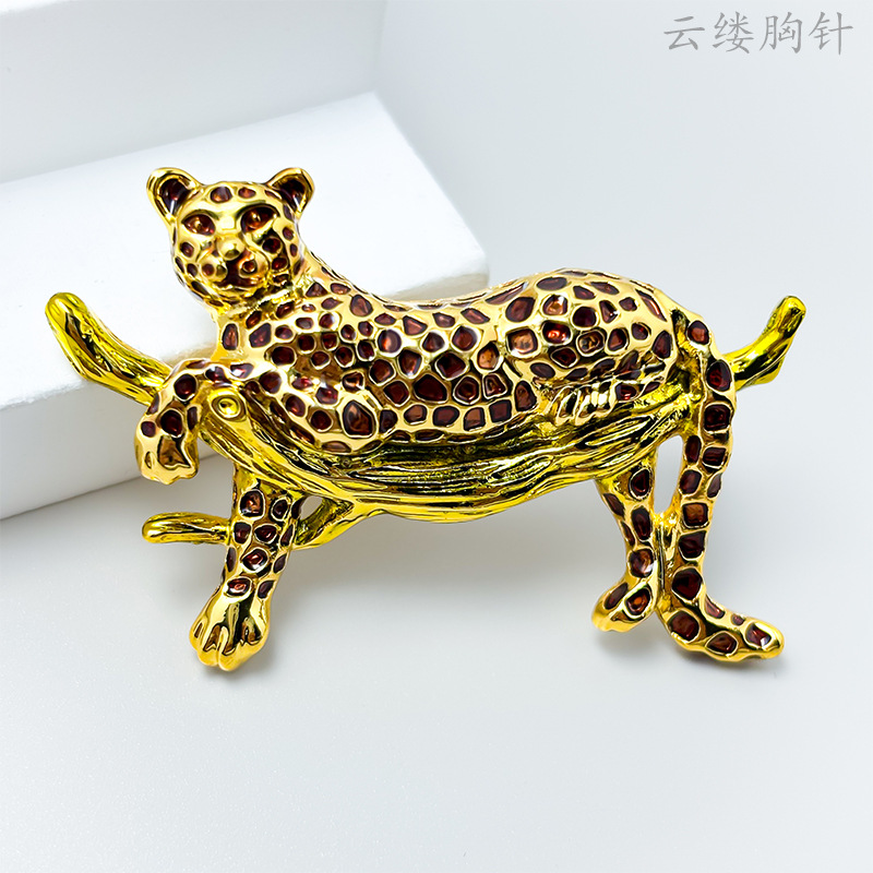 European and American Style Alloy Enamel Leopard Holding a Tree Brooch, High-End Vintage Men's Suit Coat Lapel Pin Accessory