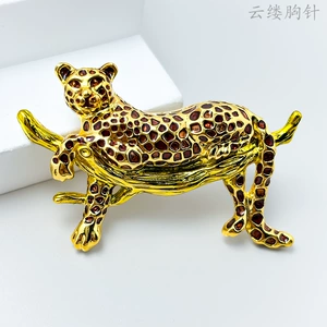 European and American Style Alloy Enamel Leopard Holding a Tree Brooch, High-End Vintage Men's Suit Coat Lapel Pin Accessory
