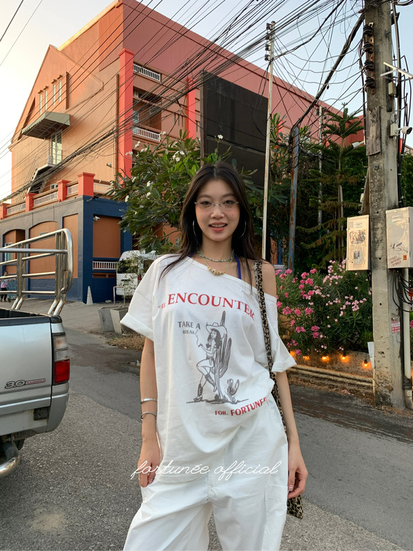 ドロップシッピングオフショルダー半袖レディース Tシャツワンショルダー 2025 新しい女性のルーズレイジーリラックスオフショルダートップ|undefined