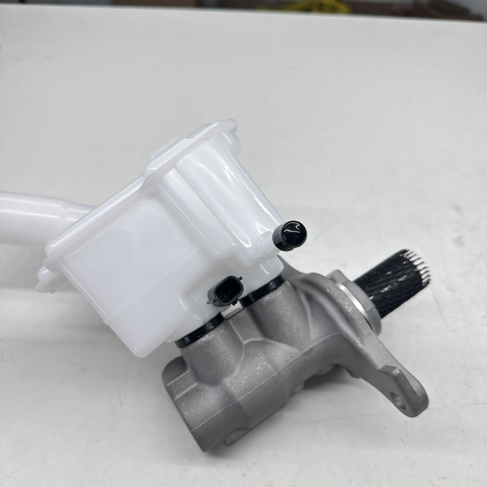 Suitable for Nissan Brake Master Cylinder D6010-1Hk0B D60101Hk0B