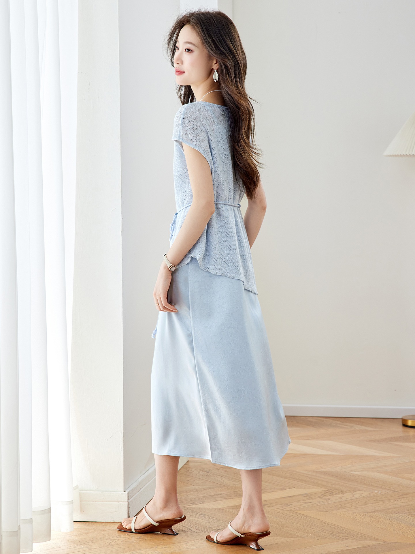 Bộ đầm maxi nữ hai mảnh gồm váy dài và áo khoác ngoài mỏng, phối dây mảnh, thiết kế suông nhẹ tôn dáng — xanh lam