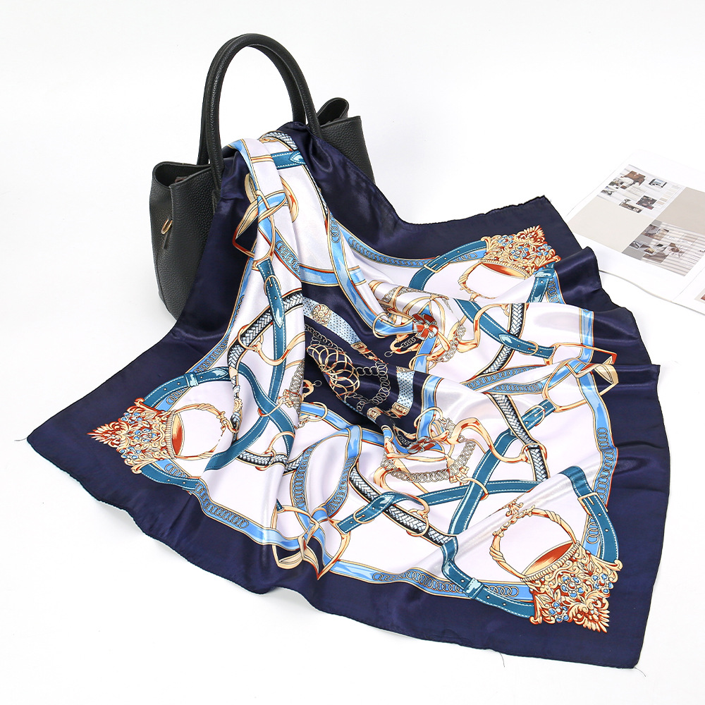 패셔너블하고 눈길을 끄는 90색 새틴 대형 사각 스카프, 클래식 체인 3색 여행용 자외선 차단 숄 리본 액세서리