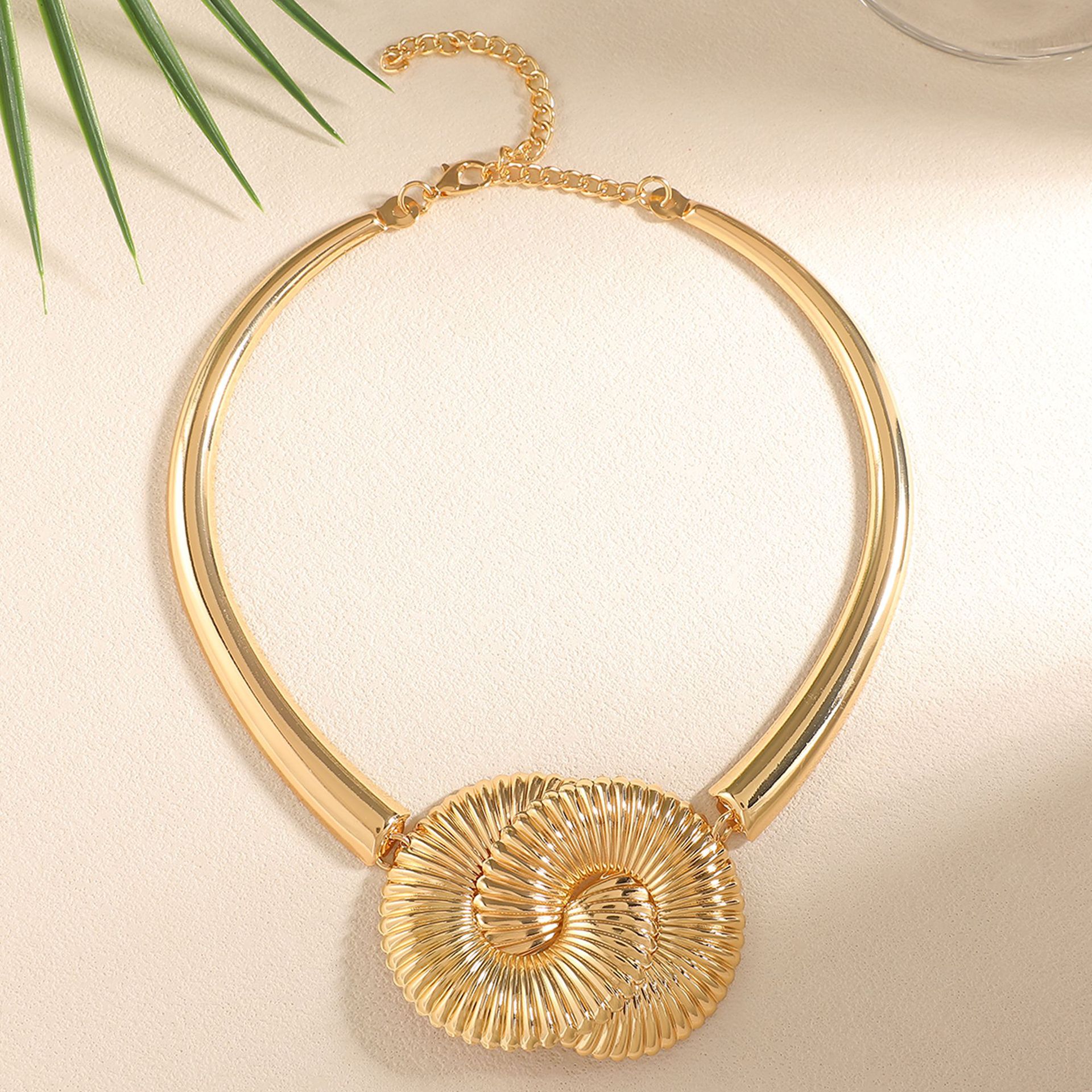 Europa y los Estados Unidos transfronterizos diseño geométrico simple exagerado collar colgante de flores collar de geometría de metal