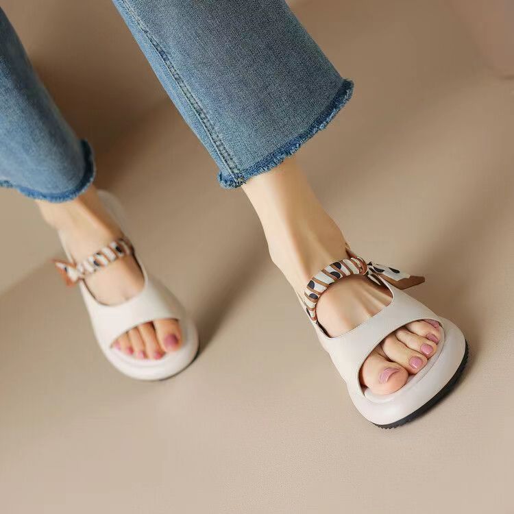 Sandalias de viento francés para mujeres 2026 verano nuevas zapatillas de hadas frías para usar arena de playa con una base gruesa sensación de pisar sandalias planas