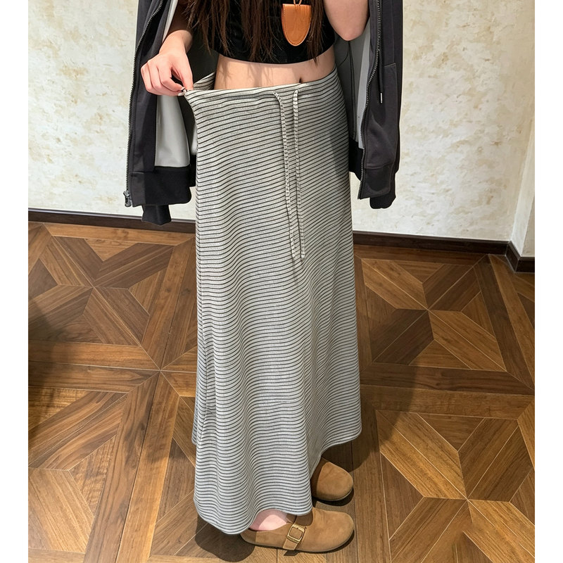 Korean-style gray striped midi skirt for women, new summer collection, plus-size, loose and comfortable fit, high-waisted, flowing A-line design Korean-style gray striped midi skirt for women, new summer collection, plus-size, loose and comfortable fit, high-waisted, flowing A-line design