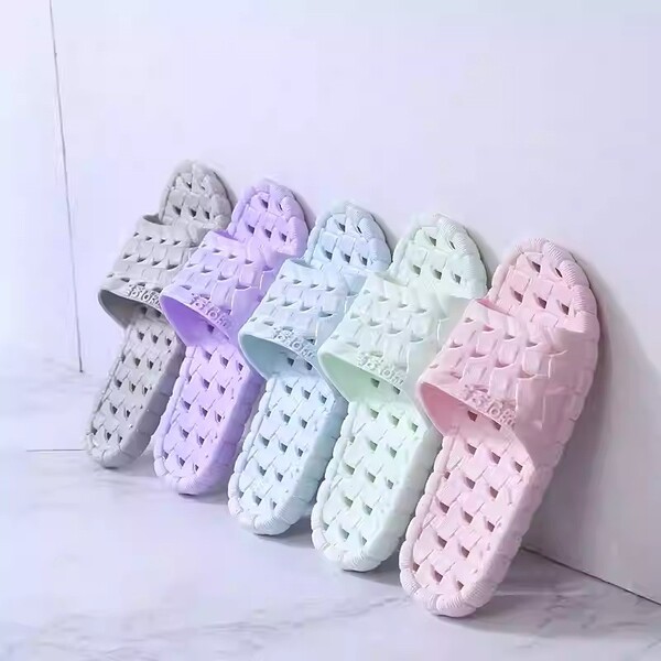 Non-slip women's slippers for bathroom