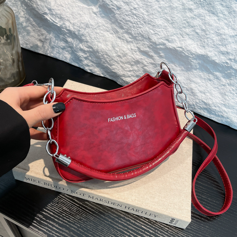 Bolso de mano de cadena de color sólido debajo de la axila para mujeres 2024 nuevo estilo estilo extranjero bolso de hombro de moda textura temperamento mochila casual