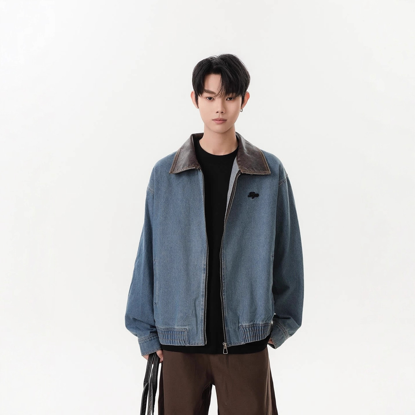 American retro blue washed denim jacket for men with PU leather collar and patchwork lapel; women's work jacket.