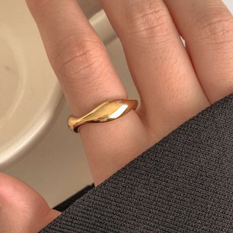 欧米のシンプルな金の銀色の不規則な異形の波の水滴の指輪の女性のチタンの鋼bの同じタイプのv竹の節の指輪