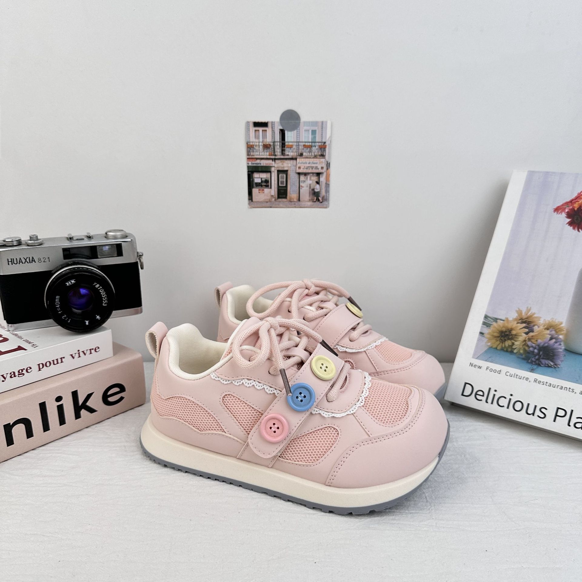 Zapatos de panel de malla transpirable de onda lejana para mujer 2025 verano todo fósforo zapatos blancos pequeños diseño de botones zapatos Forrest Gump