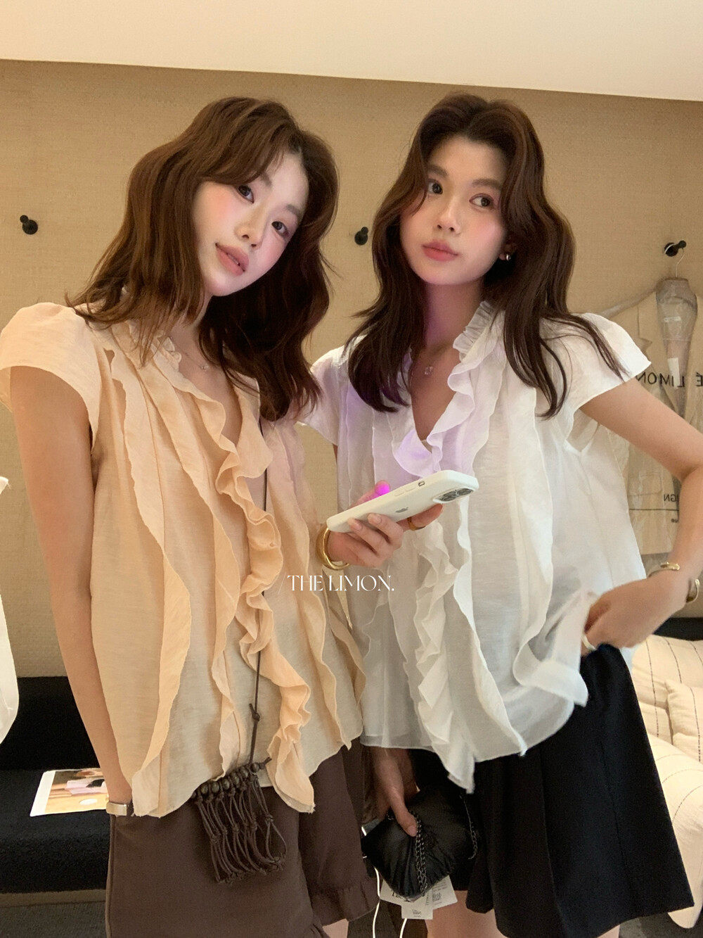 Áo sơ mi nữ tay ngắn cổ V phối ren xếp tầng chất liệu linen pha sợi tre — màu trắng, Bột cam, xanh lá cây chi tiết 17
