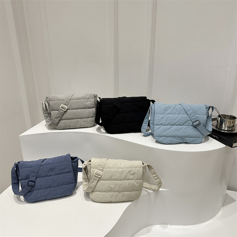 Bolso cuadrado pequeño simple casual diario Versión coreana del diseño de personalidad ligero de primavera popular bolso cuadrado pequeño de mensajero de un solo hombro