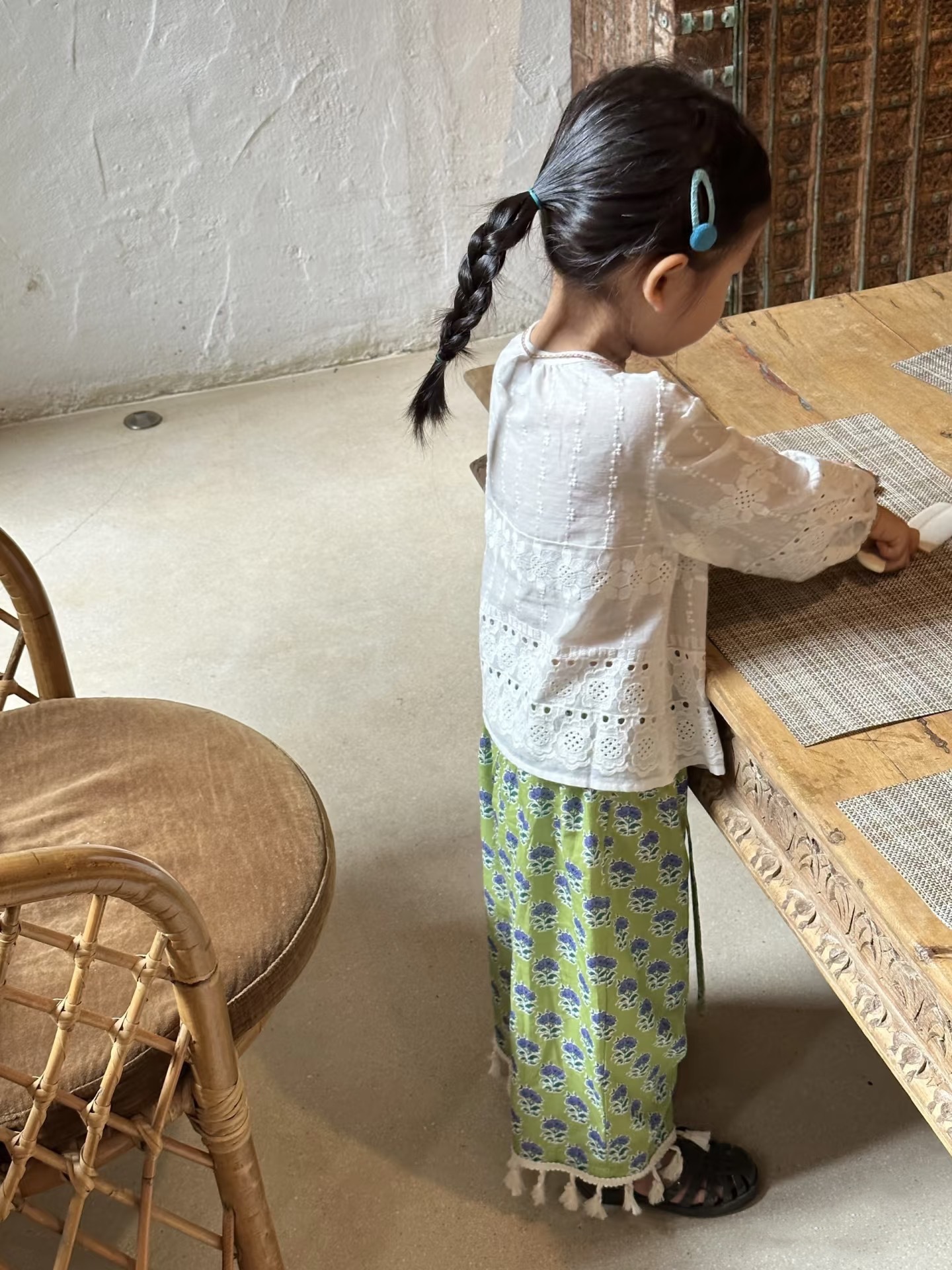 Ropa de vacaciones para padres e hijos, ropa de mujer para madres, trajes para niñas, ropa de principios de primavera, camisa blanca de moda para bebés, pantalones verdes