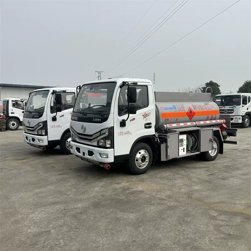 小型蓝牌加油车 罐体容积2.5立方 C证可开 油罐车全国包上户