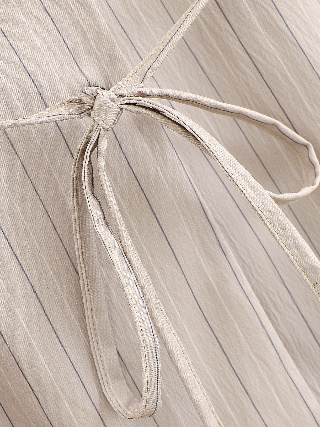 Ensemble deux pièces sexy GraceChic Cross-Border, composé d'un blazer rayé à nœud papillon et d'un short trapèze, idéal pour l'été._voghion.com