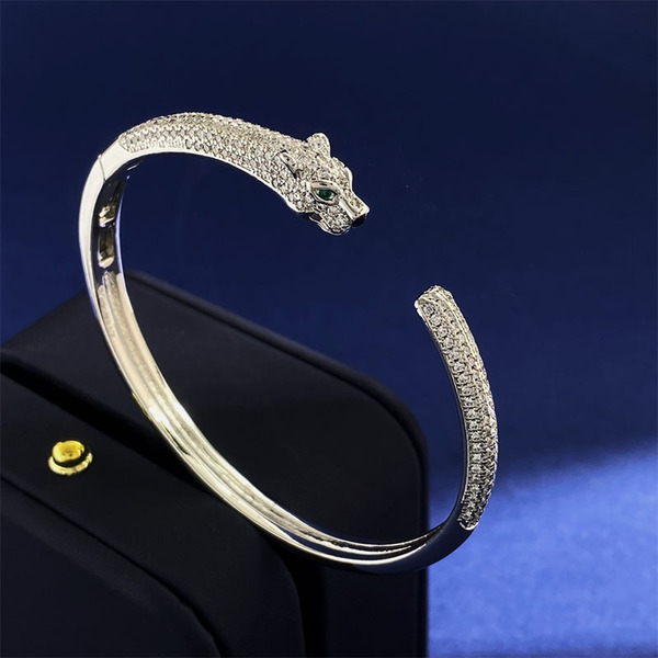 fashionable bracelet for men and women