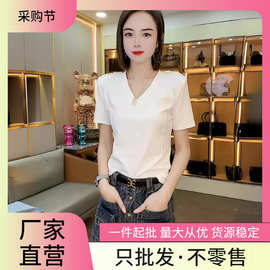 2024年时尚感V领纯白色短袖T恤上衣两件套女装时髦短裙套装潮