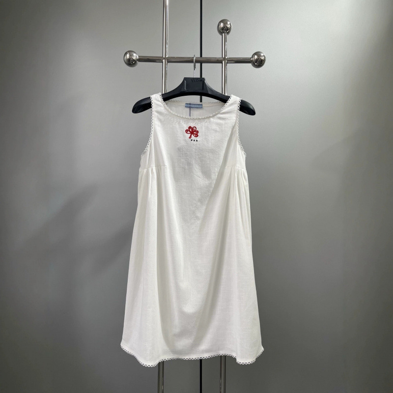 Liituio Haute Couture 26 New Summer Style Sleeveless Dress with Letter Logo, Contrasting Floral Embroidery, and Lace Trim Liituio Haute Couture 26 New Summer Style Sleeveless Dress with Letter Logo, Contrasting Floral Embroidery, and Lace Trim