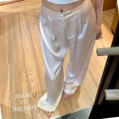 白いシルクの酢酸サテンのワイドパンツの女性の夏の垂直感があります。
