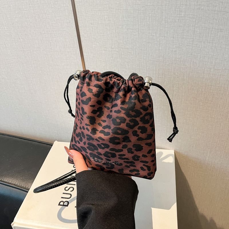 2025小众设计百搭豹纹抽绳斜挎包女秋冬款休闲磨砂质感单肩水桶包|undefined