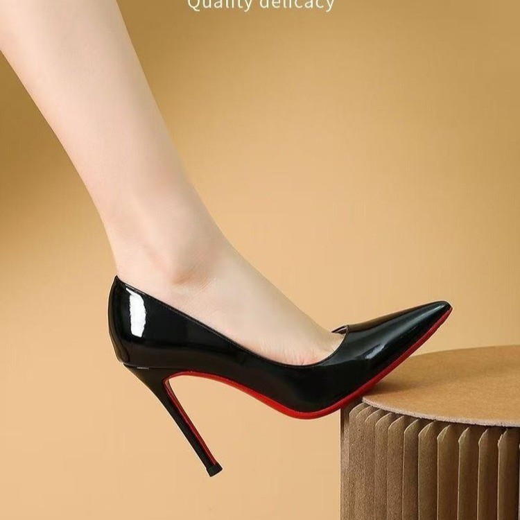 Zapatos de cama de tacones altos de punta negro blanco esmaltado 2026 nuevo sexy y seductoras zapatos de cañón de tamaño grande tacones delgados