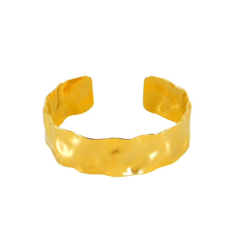 Europa y los Estados Unidos lujosos INS estilo de moda sensación de diseño pulsera de oro 18 quilates exagerado golpeado patrón C abertura pulsera de acero inoxidable