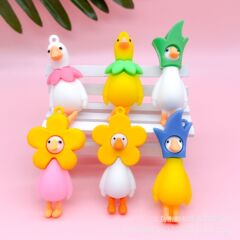 ガチョウのキーホルダーの赤い花の白いガチョウの車の鍵の飾りのカップルのカバンのペンダントの漫画の子供の部品