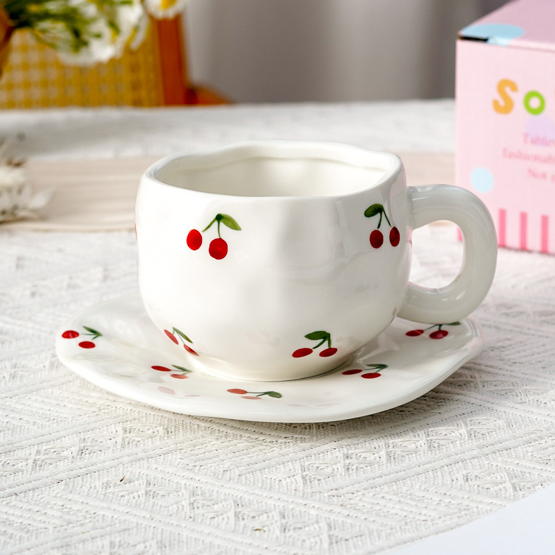 Hermoso conjunto de tazas de café y platos Regalos comerciales Irregulares tazas de desayuno transfronterizas de cerámica Pastoral pintada a mano esmaltada