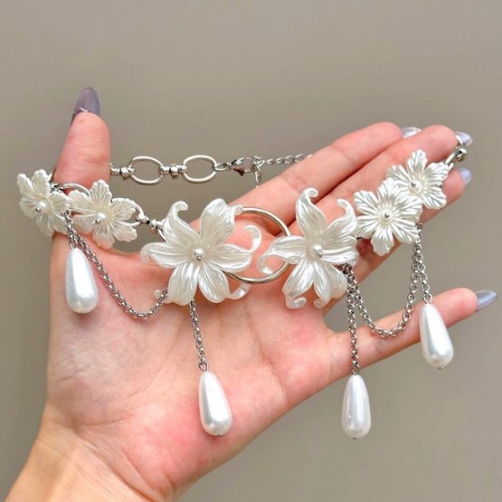 Collier à pompon en forme de goutte d'eau avec perle et fleur d'iris française pour femme, un bijou raffiné et léger, d'un style élégant et polyvalent._voghion.com