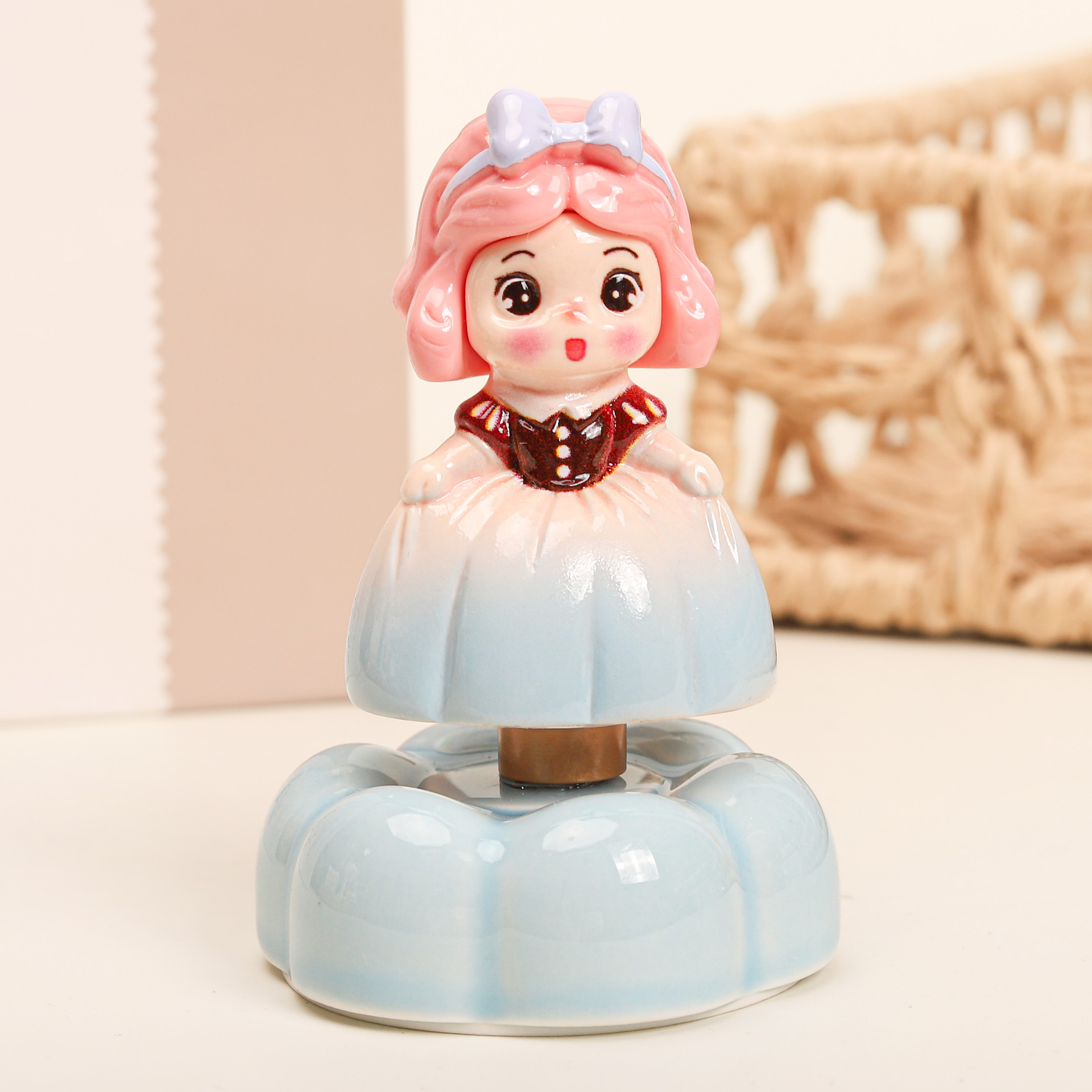 New Snow White Ceramic Rotating Car and Desktop Ornament, Suitable for Gifting, Wholesale