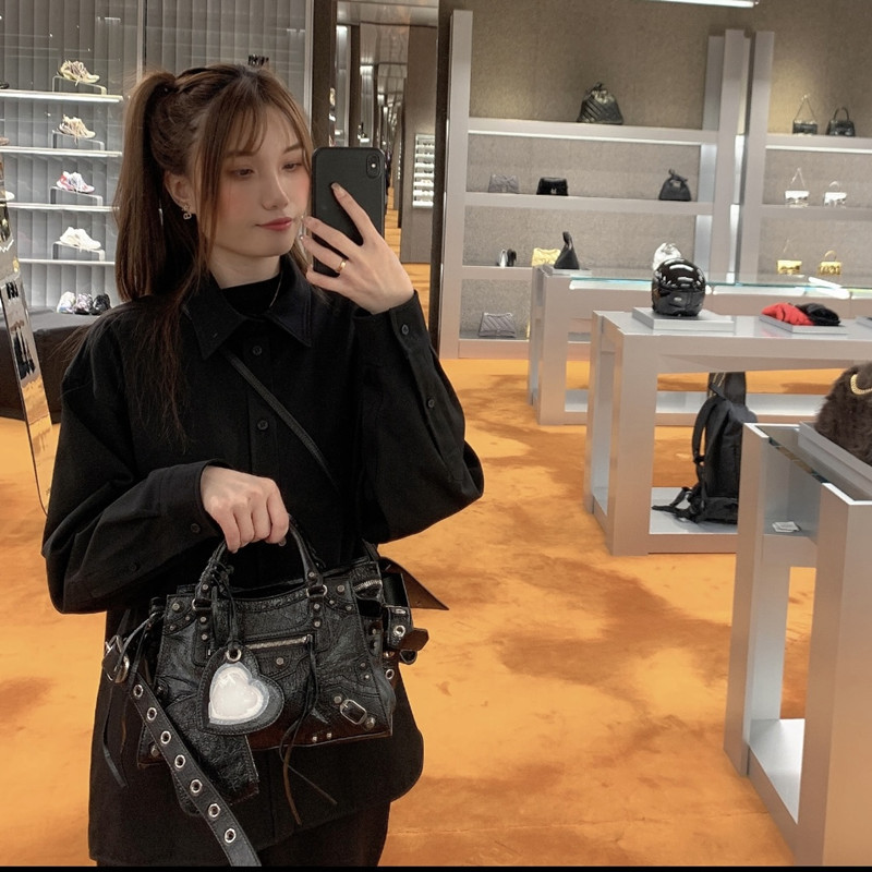 Trendy Niche Retro Studded Motorcycle Bag For Women 2025 New Sweet Cool Underarm Bag Large Capacity Handbag Shoulder Crossbody Bag - Thumbnail 4