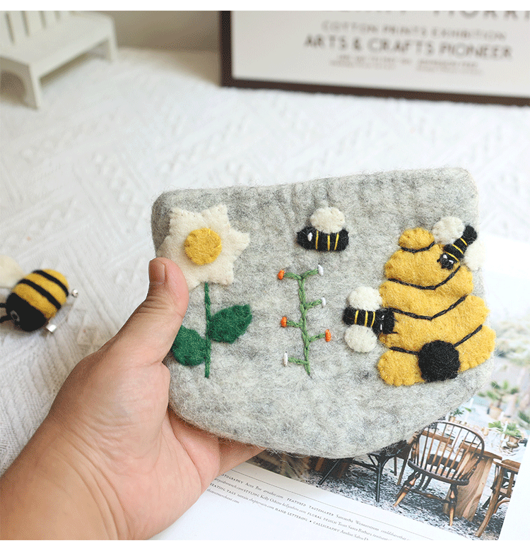 Unisex Bee Wool Felt Zipper Coin Purses display picture 3