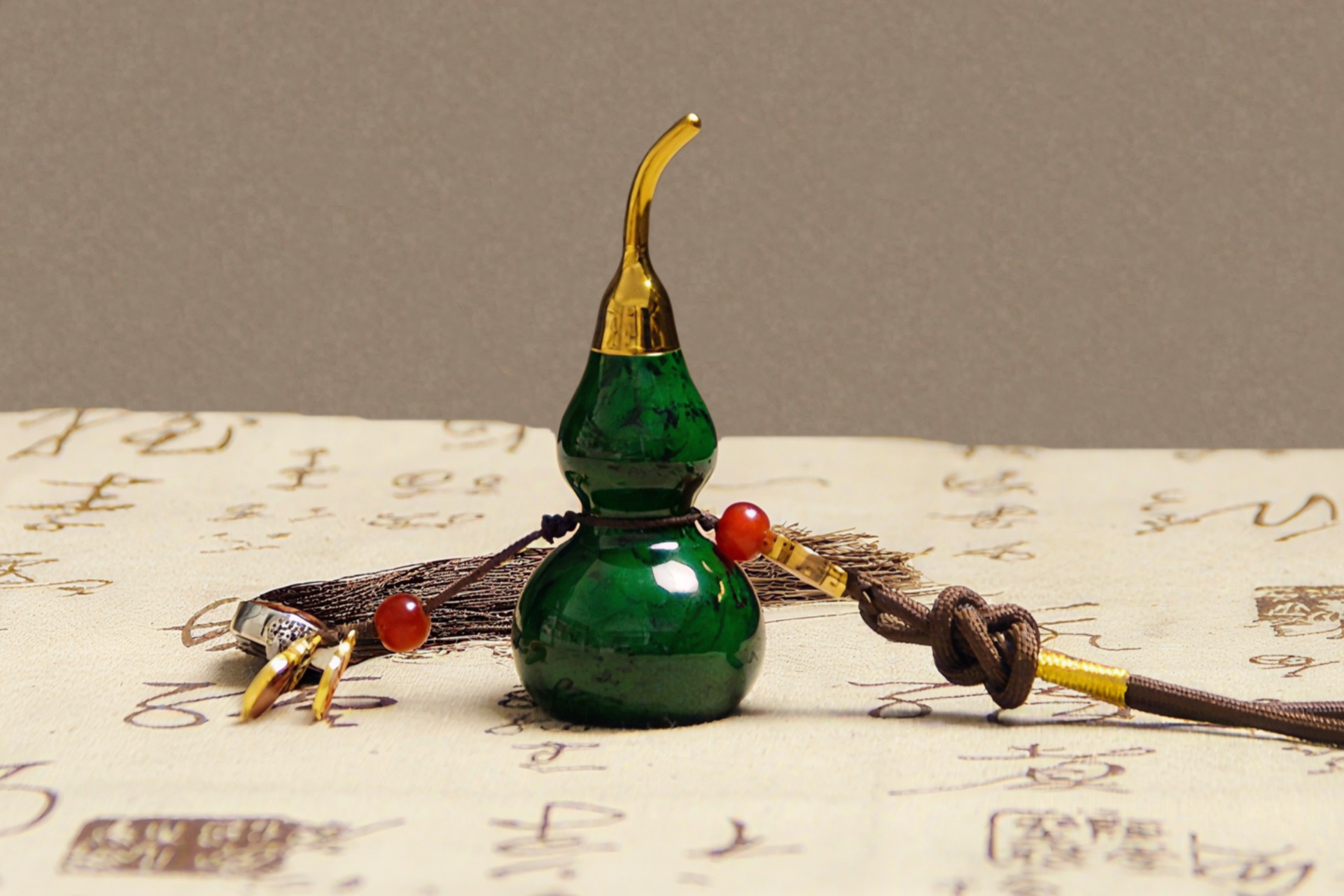 Traditional Lacquerware Gourd Car Hanging Ornament with Green Sandalwood and Handmade Tassel, Suitable for Phone Keychain Decoration