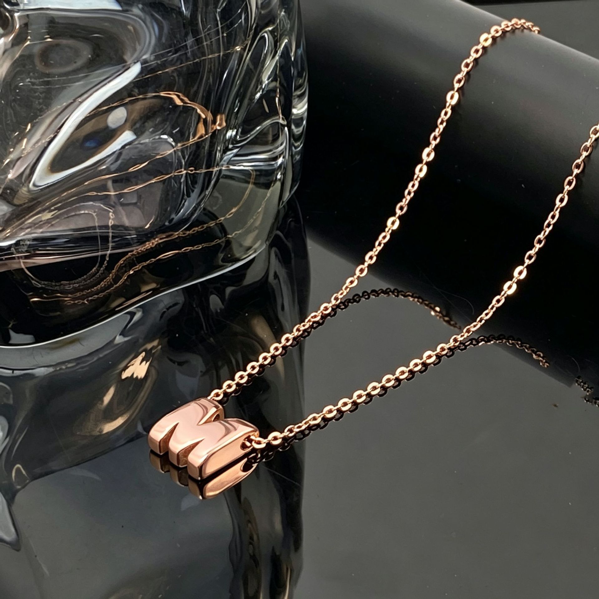 Collar de Cadena de Serpiente con Letra M en Acero Inoxidable