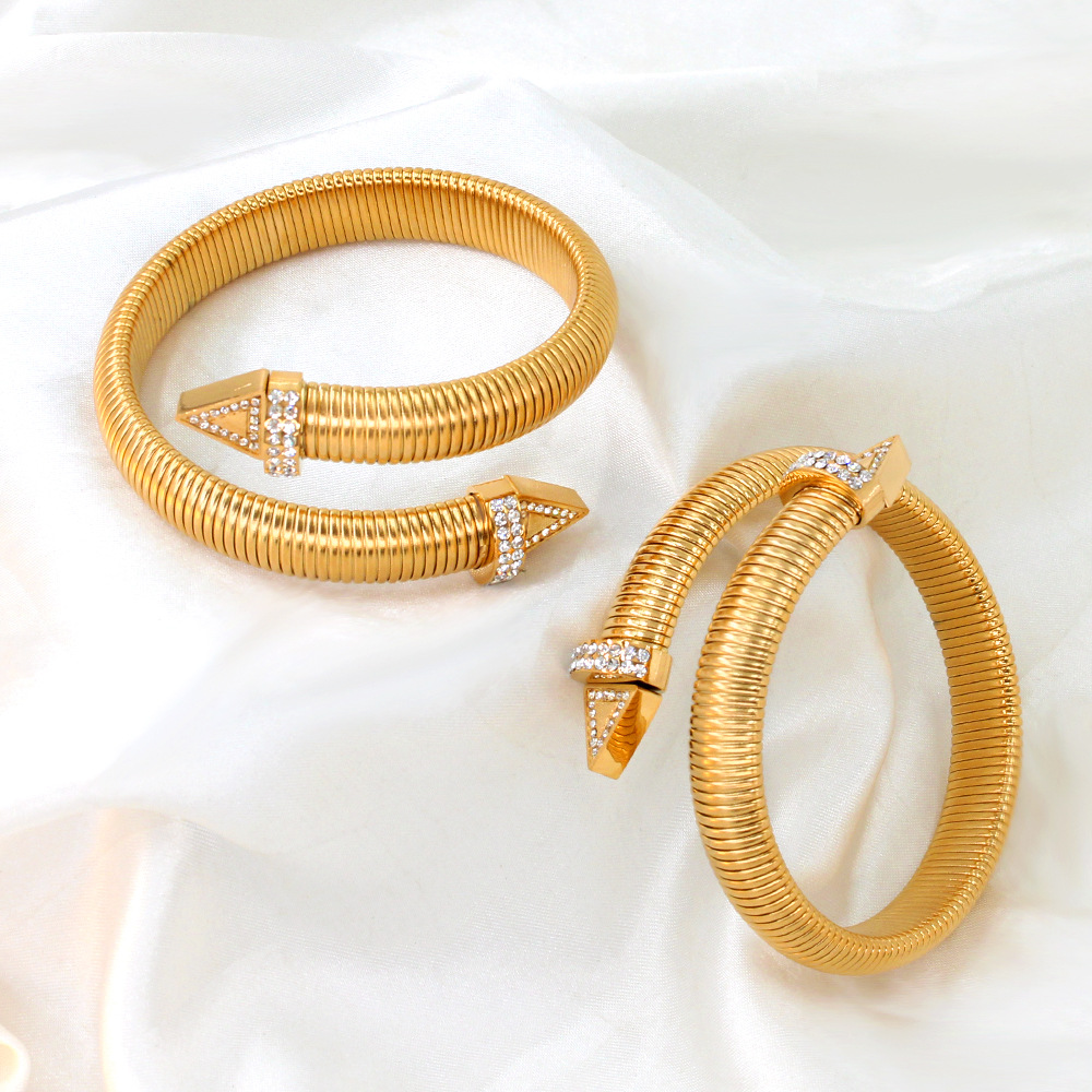 Moda de acero inoxidable 18k chapado en oro europeo y americano nicho pulsera personalizada triángulo de dos cabezas zircon pulsera abierta para las mujeres