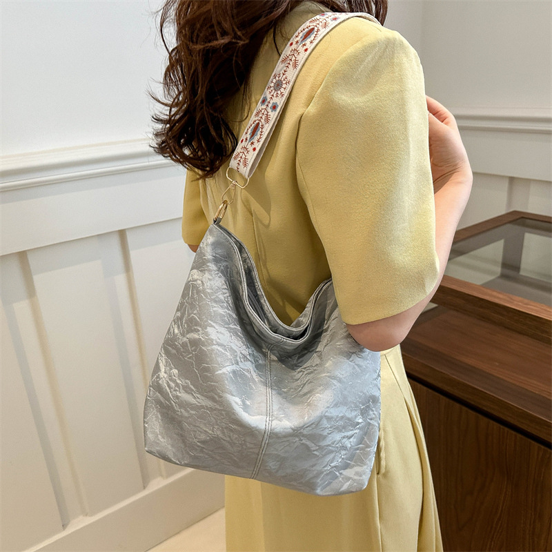 Textura simple de gran capacidad 2024, nuevo nicho de verano de moda bolsas de cubo de agua, mochila casual versátil